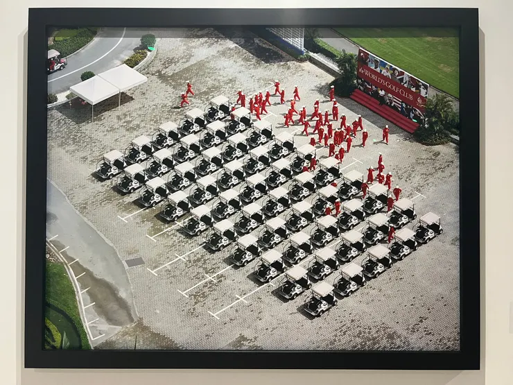 展覽中許多作品都拍攝浩大的場面。安德魯．羅瓦特，〈東莞觀瀾湖球童〉，2011。本文作者攝。