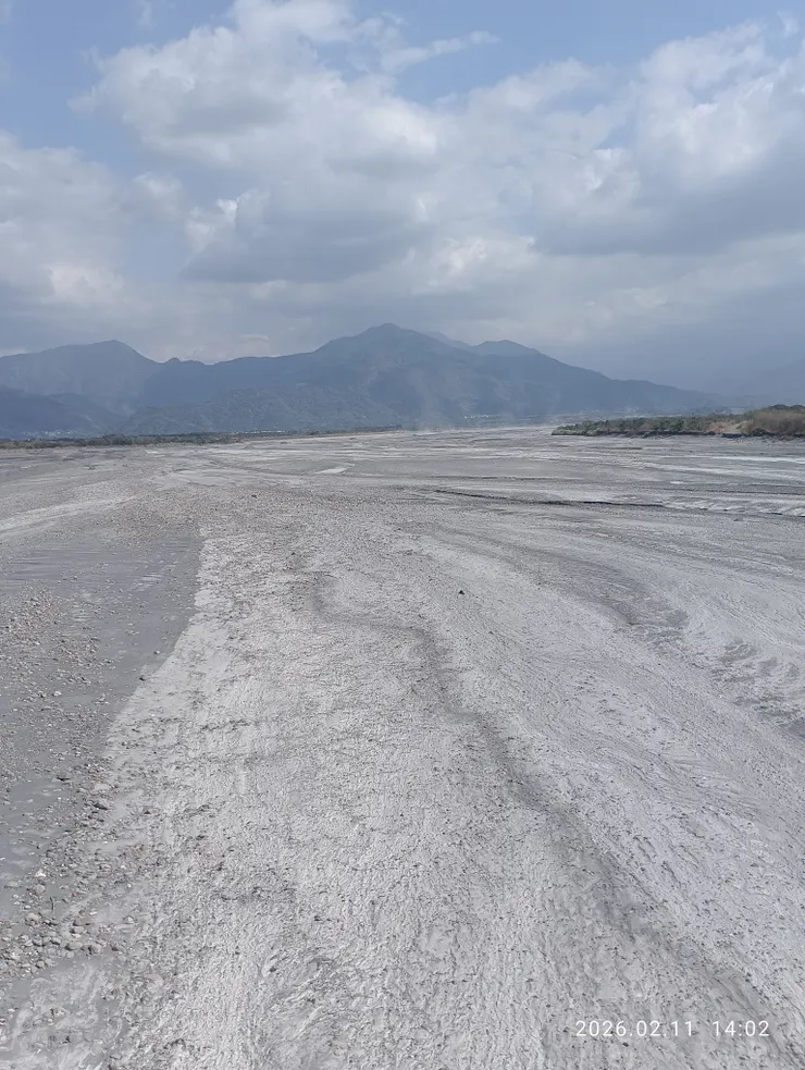 橋望隘寮溪涸旱，風襲捲沙塵暴旋