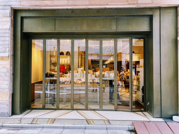 店變的裝潢和內部的陳設從落地窗看進去就可以感受到溫暖