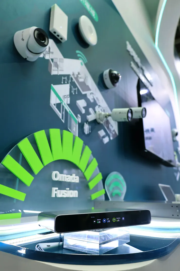 Omada Fusion 系列以「一機整合」為核心，整合 Gateway、Controller、PoE Switch 與 NVR 四大功能，實現一站式管理，大幅簡化企業網路與監控架構，打造「設備更少、效率更高」的安防新模式。