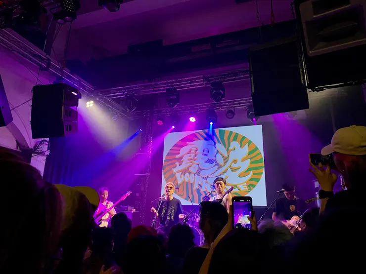 主唱應該不介意這張照片吧～