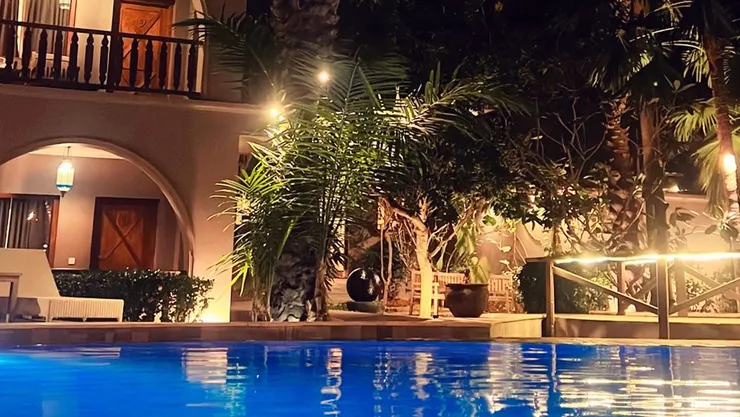 飯店的周圍除了一片大海外，後面被一大片稻田包圍，為這可愛的飯店增添寧靜及悠閒