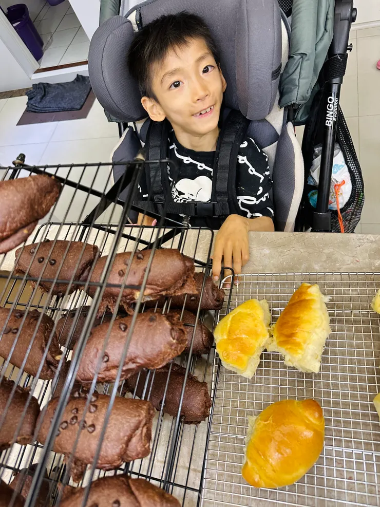 帥祐因爲開心笑得闔不攏嘴，女孩一家都超有愛❤️。