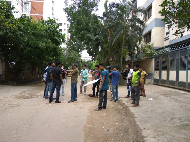 導演邊跟我聊天 邊指導拍片