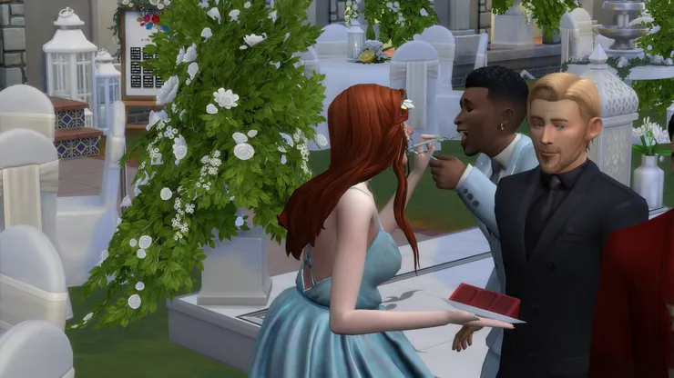 記住旁邊這個金髮男人，很快就會認識他了