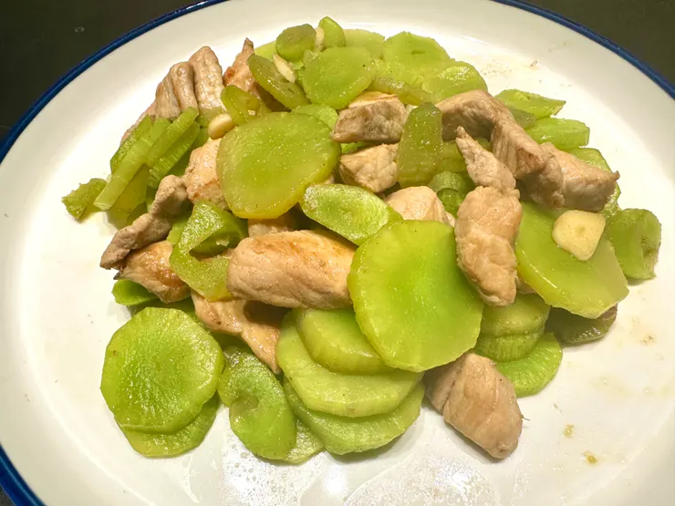 萵筍熟後清脆爽口，跟醬油稍微醃過的豬肉一起炒，味道非常搭配👍