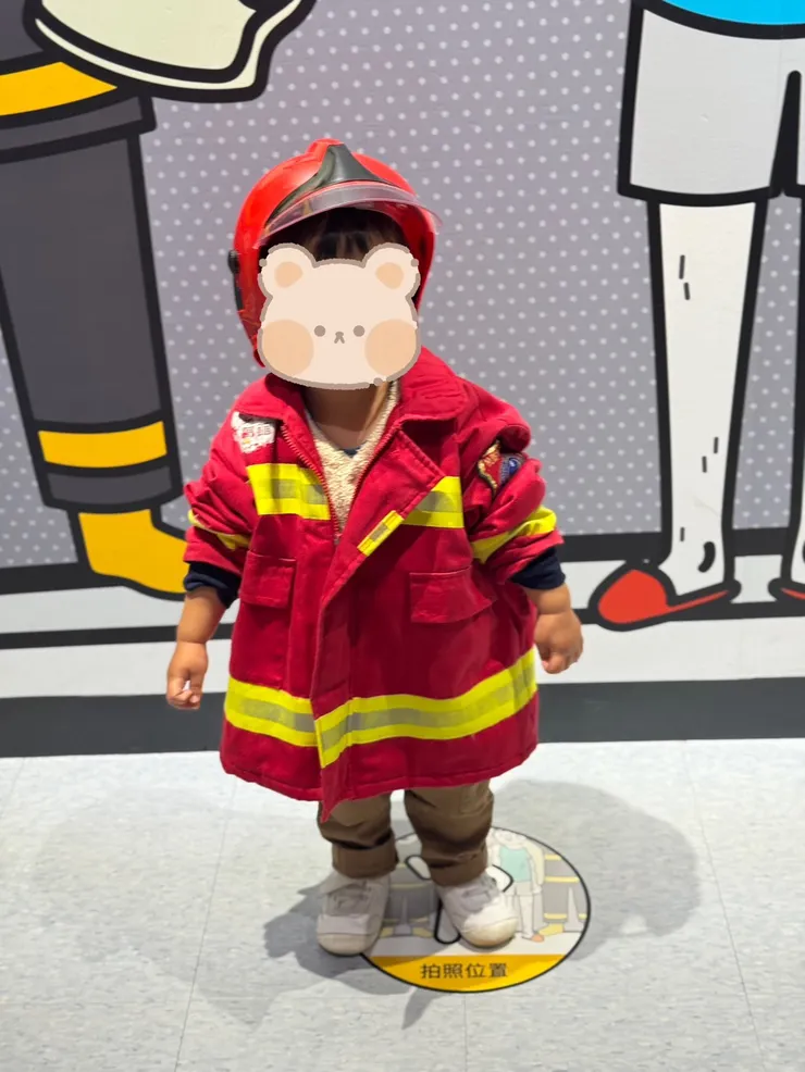 有不同種類的消防員制服可挑選,尺寸從110cm開始,2歲孩子穿上衣就差不多了