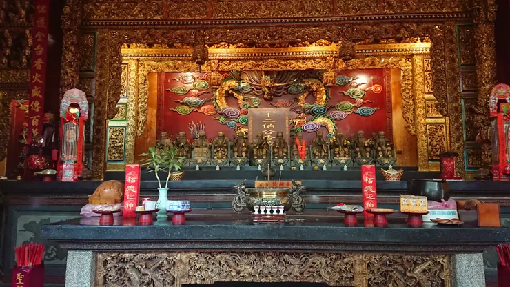 十二伯公(披紅肩帶為當年輪值伯公)