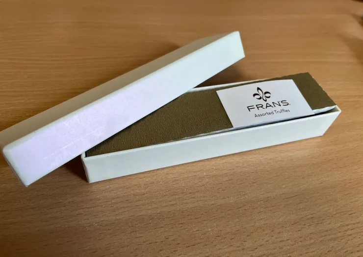 燈光下盒子珠光色澤更明顯