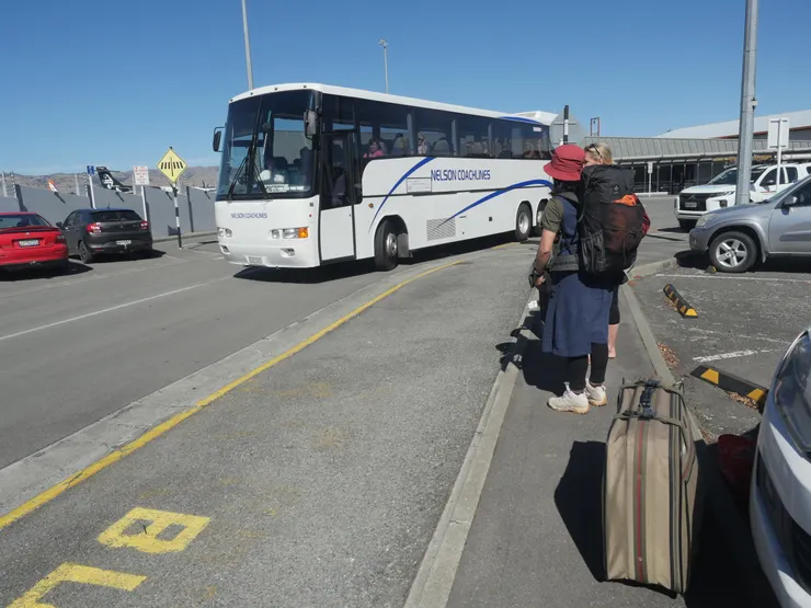 終於等到了遲到半小時的公車，旁邊的金髮美女是因船班取消轉搭飛機至南島，然後搭公車去租車的苦主。