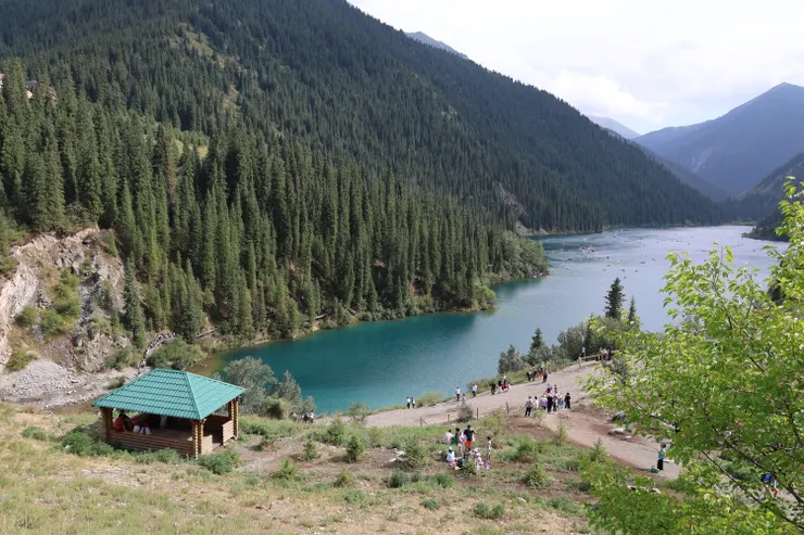 科爾賽是「位於峽谷中」的意思，下科爾賽湖是山崩形成的堰塞湖，也是風景如畫的天然水庫。