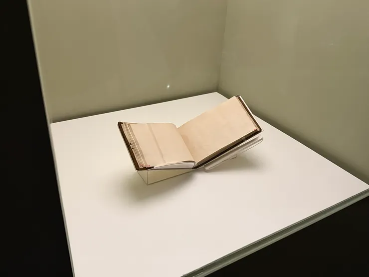 需要先有「視覺恆常性」,經過長年的體感累積,看的懂畫作的視覺存量感,才可以做到在不同的開本作畫時,都能掌握到真實臨在感的比例 (台灣藝術學生連直框、橫框的,4:3還是要1:1的選擇都不理解) 透納是建築師跟透視專業起家,對他來說掌握幾何比例,已經是身體記憶(大多美學書不會談,但已經是一種潛在的脈絡文化)