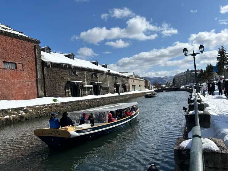 搭船遊運河也是不錯的選擇