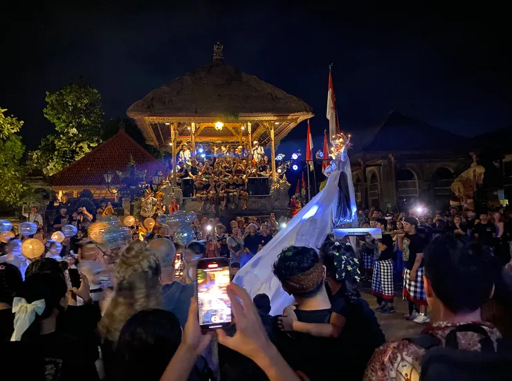 比起第一場表演的擁擠，第二場更加精彩