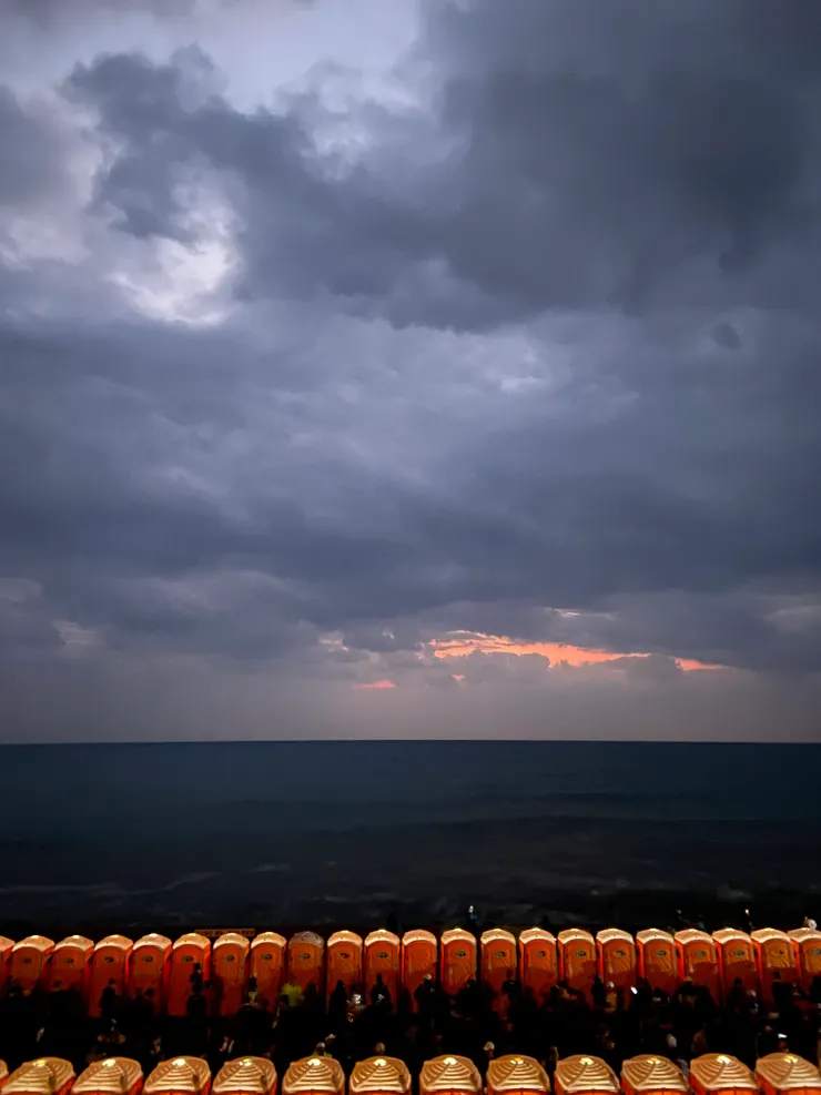 / 浪花馬的流動廁所燈海 /