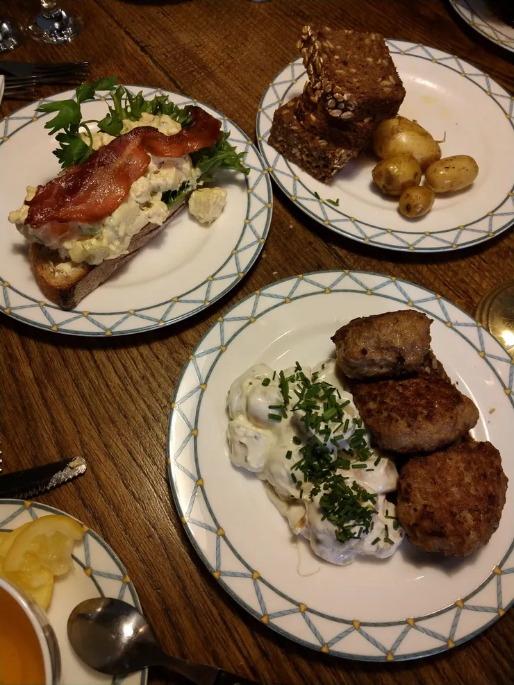 來到丹麥哥本哈根的第一餐，是在新港旁的餐廳用餐，嗯，緯度高的國家就是不一樣，物價也高得嚇人！