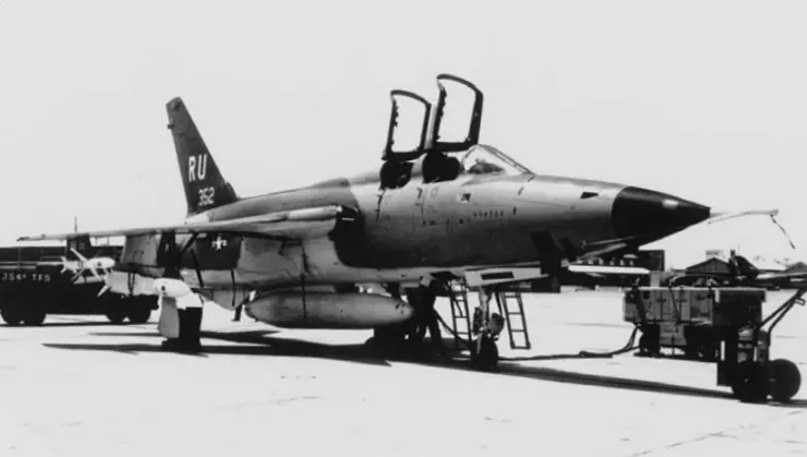 一架同時攜帶AGM-45和AGM-78的F-105