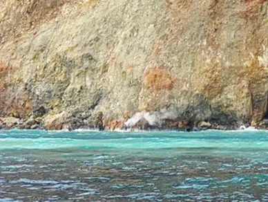 宜蘭-龜山島 || 中間的倒V就是地熱的煙