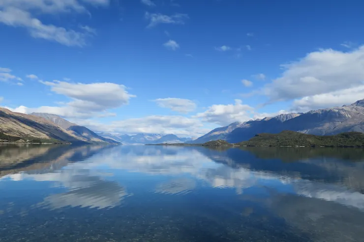 皇后鎮的北方有個叫Paradise的小鎮，所經之路沿著Wakatipu潔淨的湖面，如詩如畫的美景真的很有通往天堂之路的感覺。