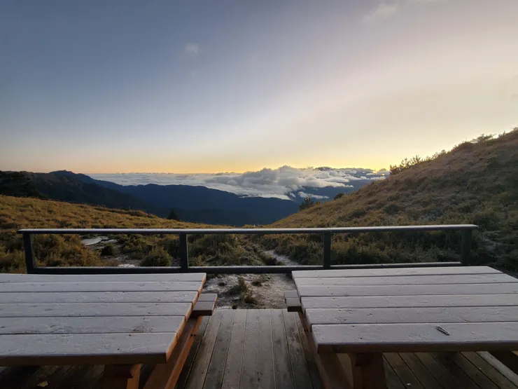 清晨的空氣零污染用力吸光光
