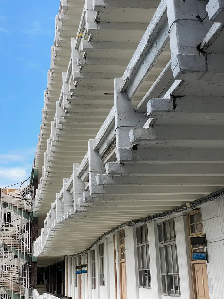 三信家商波浪大樓的T型小樑