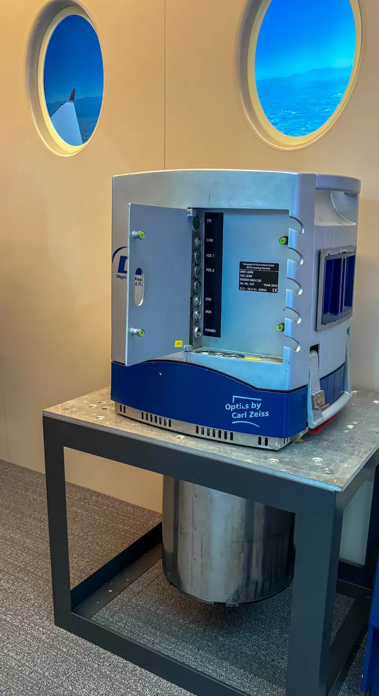 相機本體在上方,下方大顆的是鏡頭。