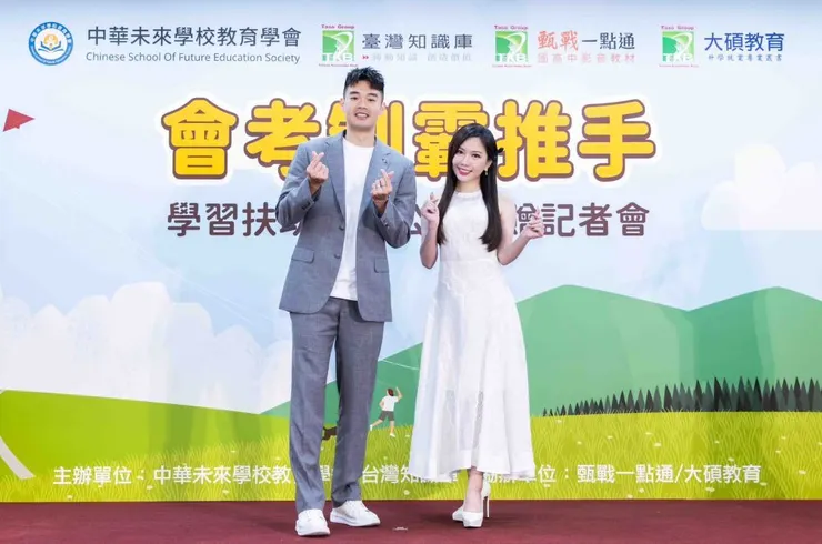 ▲蔡尚樺與王齊麟以行動力挺公益，除了出席捐贈儀式支持教育賦能，更以親身經歷溫暖鼓勵每一位努力中的學生。