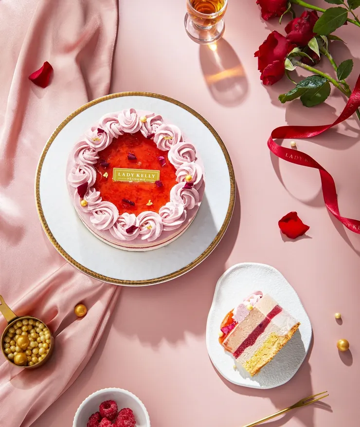 圖說：「絲絨玫瑰」以粉嫩色調搭配豐富層次，打造高質感味蕾慶典，視覺味覺加倍享受幸福。（資料來源：LADY KELLY）