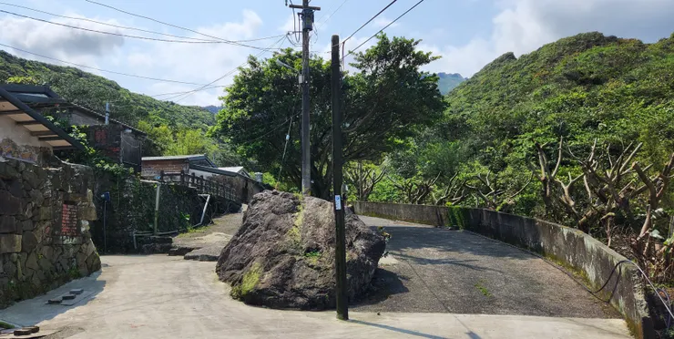 基隆水湳洞，父親的老家。這塊大石頭是我跟父親在孩堤時都爬過的。