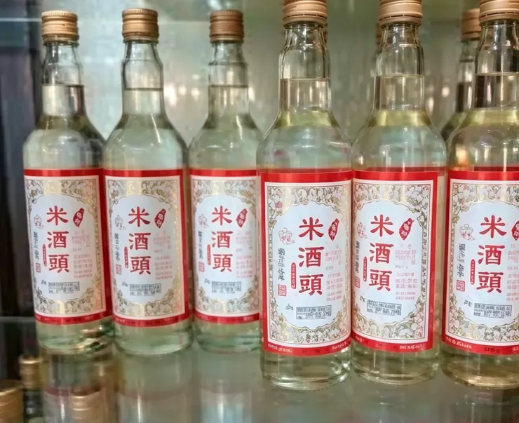 34% 的米酒頭，我們就不能只把它當成調味料。米酒頭的價值在於它的高滲透壓與純粹性，這讓它成為絕佳的「溶劑」與「保鮮劑」。