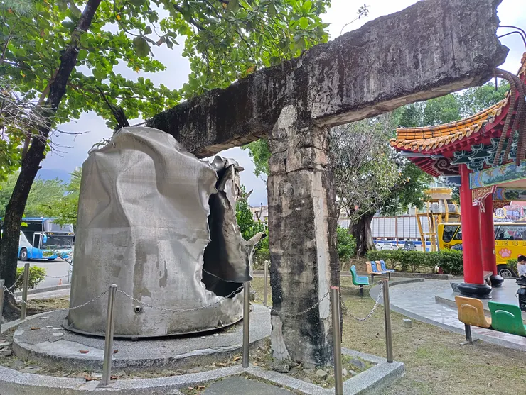 埔里酒廠為紀念九二一大地震，將當時被廠房樑柱壓垮的巨大不鏽鋼酒槽