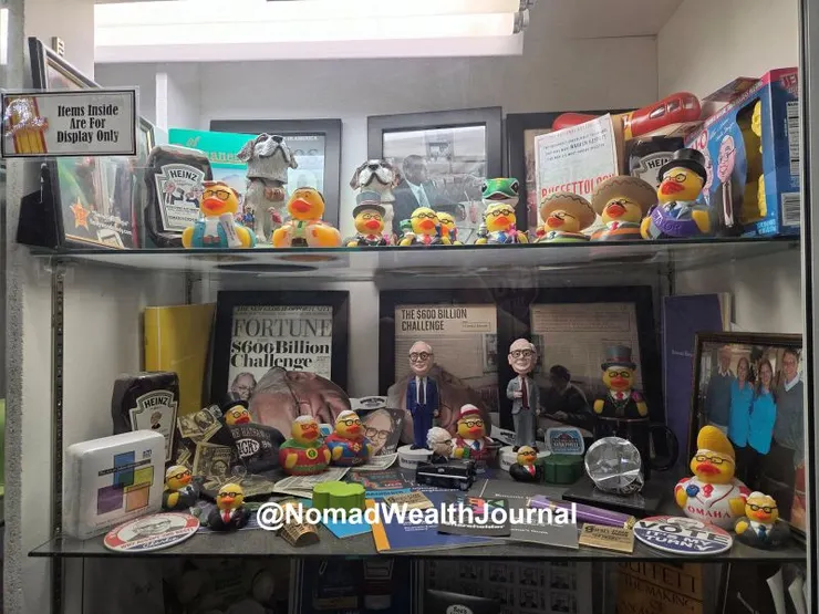 同樣位於鬧區的這間Hollywood糖果店，巴菲特在2018年時曾帶比爾蓋茨去過。店內同樣設有波克夏專櫃，櫃中清楚可見以巴菲特和蒙格為造型的人偶，和其他相關玩具。 — 紀程 (J. Journey)