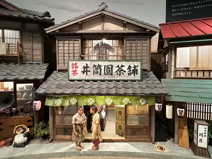 其實這些店鋪只到成年人的腰部，非常小巧！