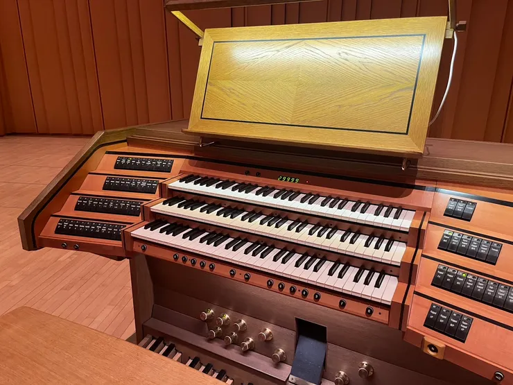 可移動式的演奏琴座，採用無線網路和琴室風管連線