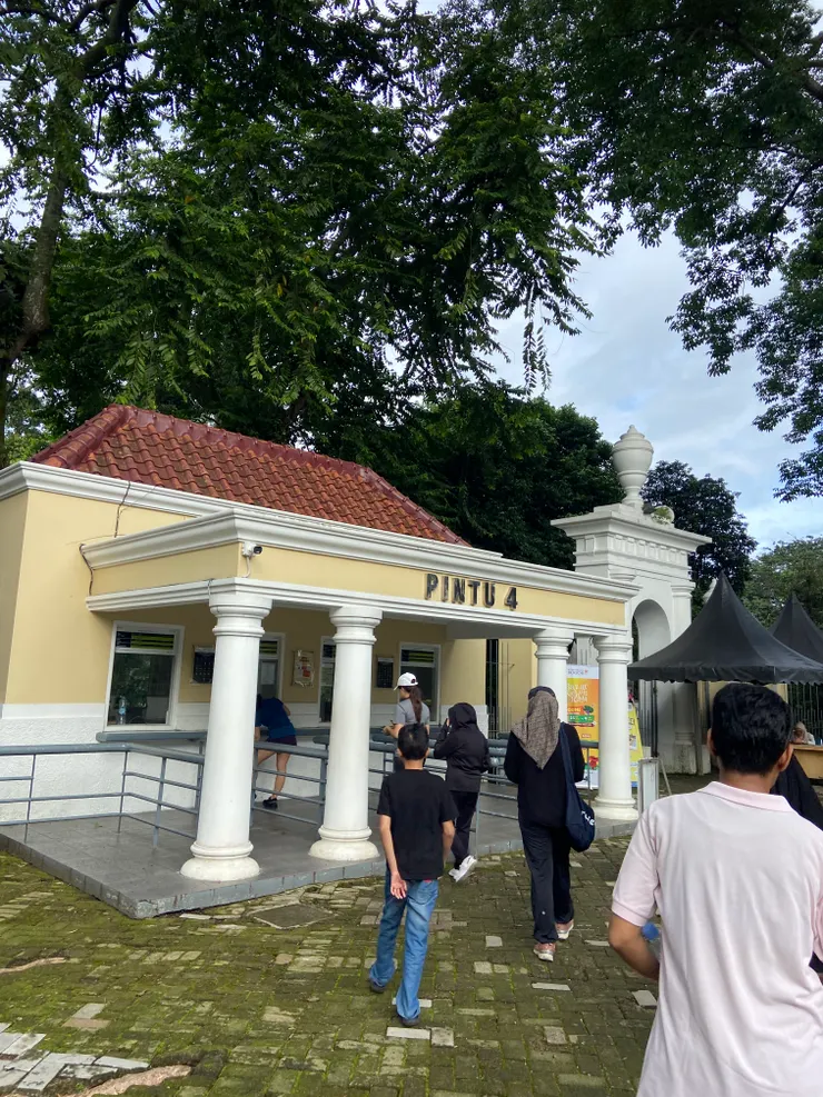 4號入口！買完票（現金和刷卡皆可）掃描票券上的Qrcode入場。