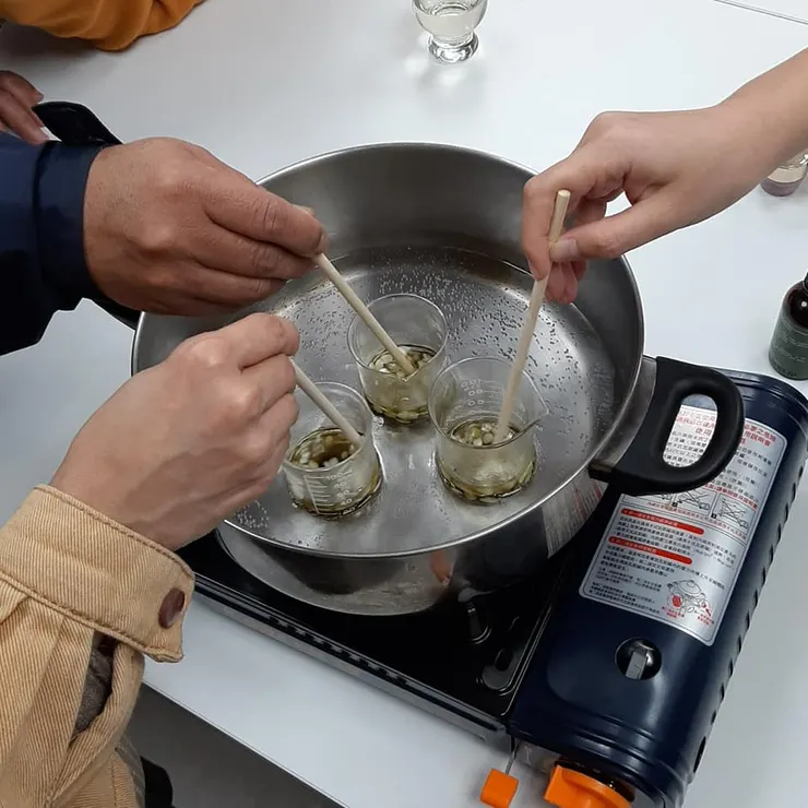 加熱至蜜蠟完全融化