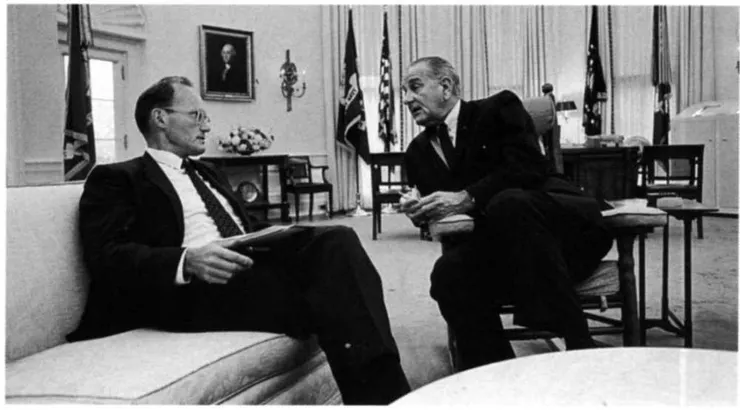 麥喬治·邦迪與林登·約翰遜在白宮