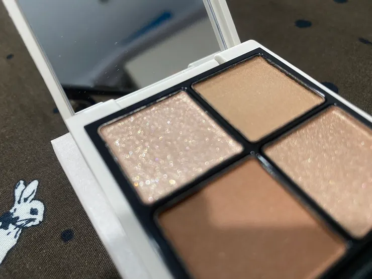 RMK立體調色眼影盤 ex05||左上輕光燦格就像小星星一樣閃耀