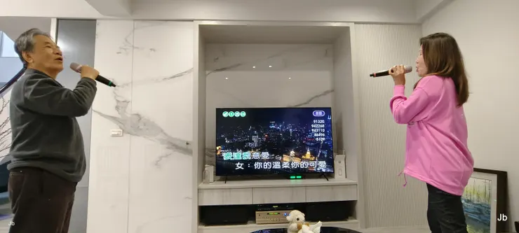 【部份酩友到地下室K歌】