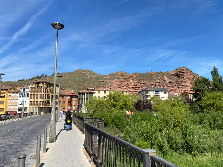 炙熱的天氣很多人在橋下的溪玩水