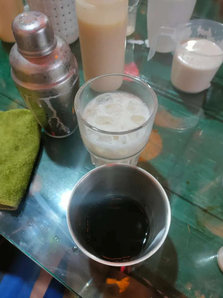 打發咖啡之後就可以倒進去椰奶跟牛奶綜合體裡面