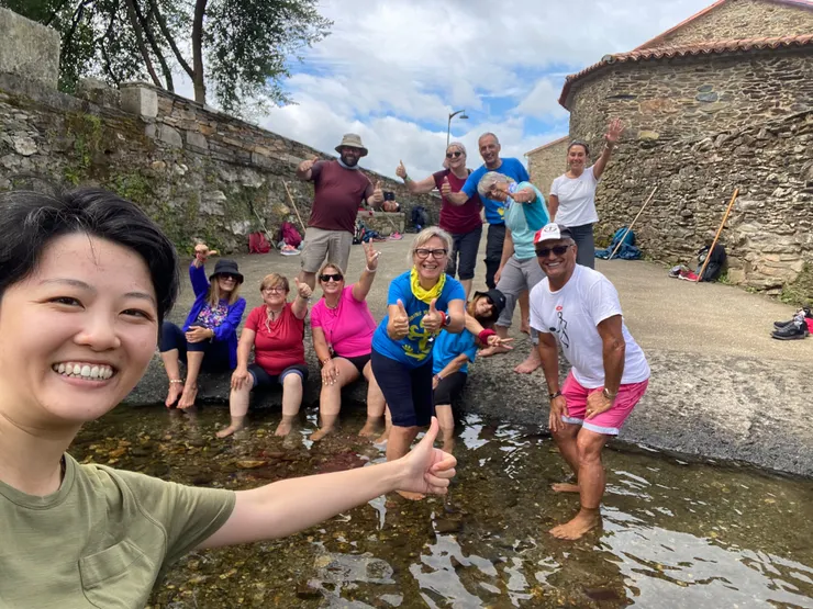 一起泡腳的各國朝聖者。