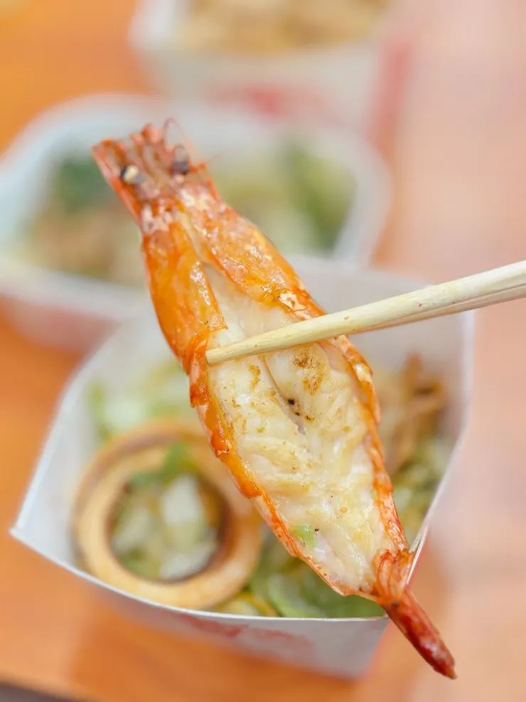 大蝦直接幫你剝好殼,吃的時候很方便,因為我不吃蔥,蝦上的蔥我請店家不要加