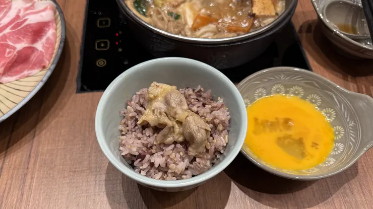 蛋液和大碗的五榖米飯