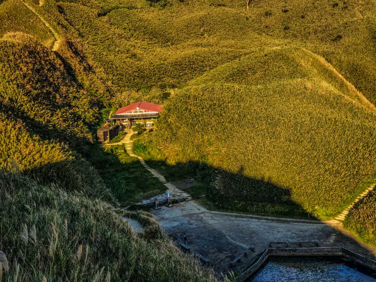紅屋頂的聖母山莊，是由己故的巴瑞修士於1979年結合義工與山友，背負建材上山搭設而成。是提供給山友們休憩的小屋。