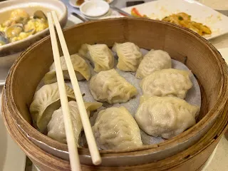 大特價可以不要買，雖然有幾百元的價差，但還是要思考，那真的是自己當下迫切需要的嗎？先買起來放，那距離要用的時候還有多久呢？這道理就跟不用把明年份要用的衛生紙先買起來，即使現在正在特價。
