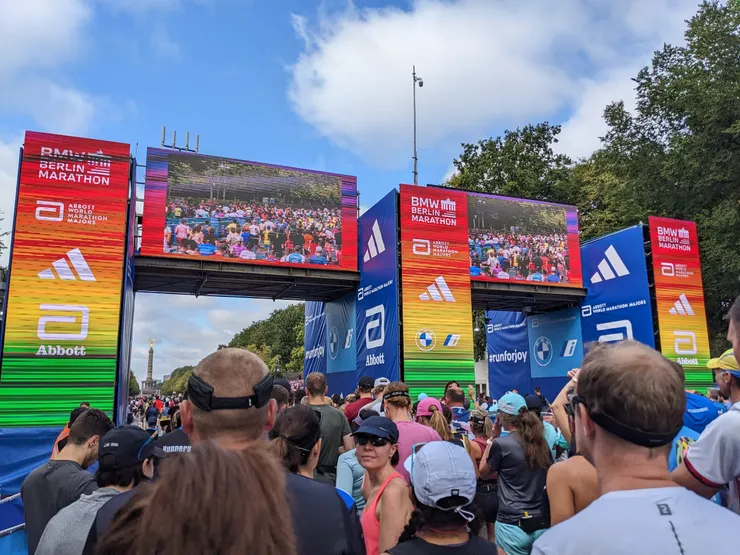 跑者們看著起跑點上方的攝影機，露出燦爛微笑