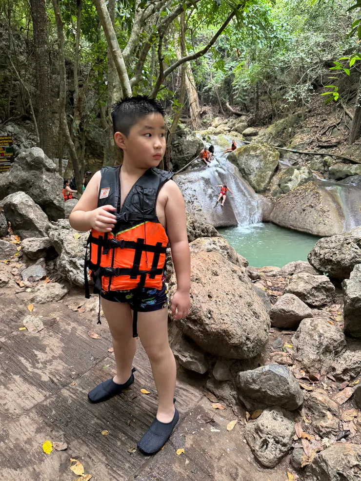 然後被身後忽然尖叫滑下來的遊客嚇到…