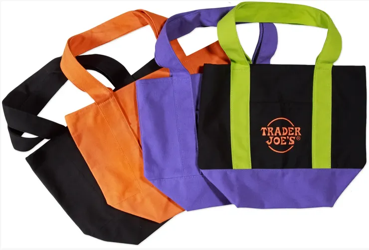 Trader Joe’s 萬聖節限定迷你托特包。