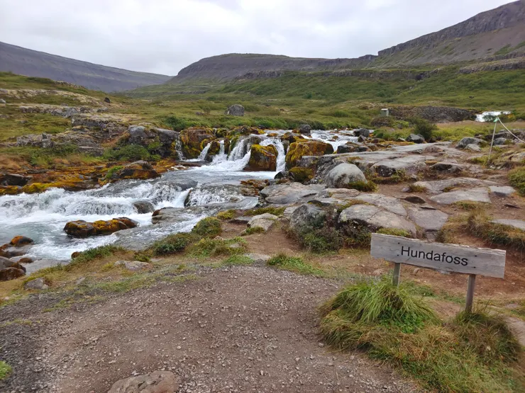接著是瀑布群中最迷你的Hundafoss小狗瀑布。